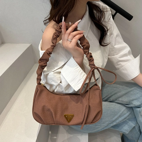 Damen Hobo Umhängetasche Mit Rüschengriff Dreieck-Plakette Plissiert Nylon Stoff Achseltasche Lässige Mode Handtasche