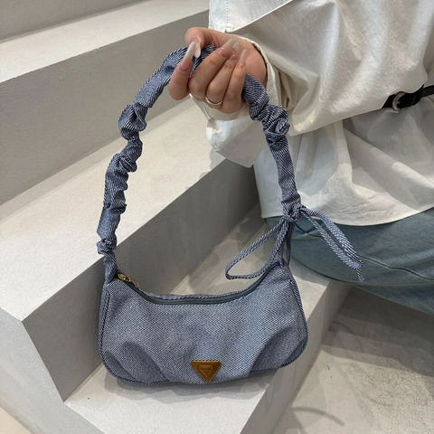 Damen Hobo Umhängetasche Mit Rüschengriff Dreieck-Plakette Plissiert Nylon Stoff Achseltasche Lässige Mode Handtasche