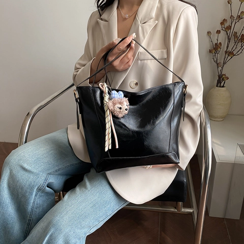Vintage PU Leather Crossbody Tote Bag For Women High Quality Large Capacity Water Bucket Shoulder Bag With Plush Charm Daily Office Commuter Handbag