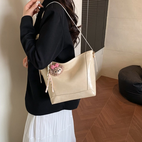 Vintage PU Leather Crossbody Tote Bag For Women High Quality Large Capacity Water Bucket Shoulder Bag With Plush Charm Daily Office Commuter Handbag
