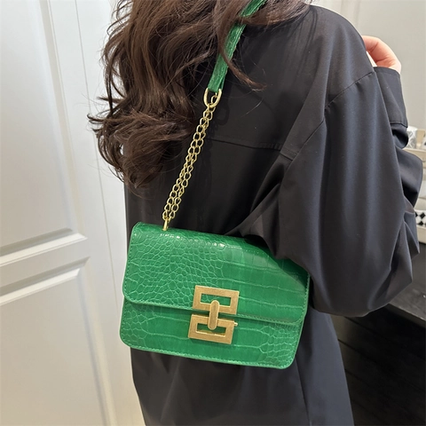 Women Retro Crocodile Pattern PU Leather Crossbody Bag Elegant Metal Lock Chain Shoulder Bag Daily Commuter Handbag