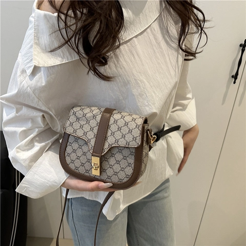 Borsa a Tracolla Vintage a Sella con Monogramma per Donna in Pelle PU Piccola Borsa a Tracolla Quadrata con Tracolla Regolabile e Serratura in Metallo