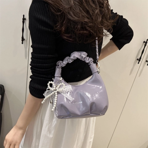 Bolso de Media Luna de Cuero PU Brillante de Moda para Mujer con Asa Plisada y Colgante de Lazo de Encaje de Perlas Correa de Cadena