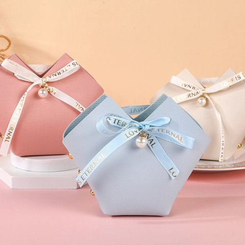European Style PU Leather Wedding Candy Bag With Satin Ribbon Bow Pearl Pendant Heart Shaped Creative Party Gift Favor Bag