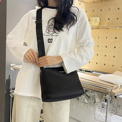 Borsa a Tracolla da Donna in Nylon Impermeabile Grande Capacità Moda Lettera Borsa a Spalla Semplice Versatile Borsa da Pendolare