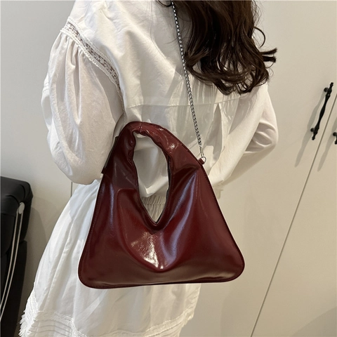 Minimalistische Driehoek PU Leer Okseltas Voor Vrouwen Retro Glanzende Handtas Met Zilveren Ketting Mode Schoudertas