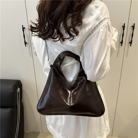 Minimalistische Driehoek PU Leer Okseltas Voor Vrouwen Retro Glanzende Handtas Met Zilveren Ketting Mode Schoudertas