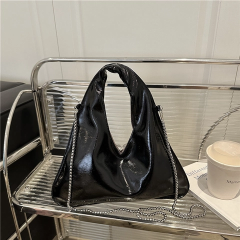 Bolso Hobo de Triángulo de Cuero PU Brillante Minimalista Urbano Moderno Con Correa de Cadena de Metal Plateado Mujer