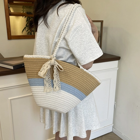 Sac Fourre-tout Tressé pour Femmes Été Fait à la Main Patchwork Tricolore Sac à Bandoulière de Plage Nœud en Dentelle Poignée en Corde