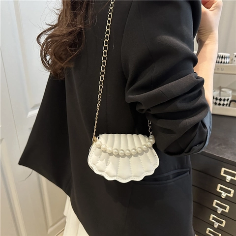 Women Fashion Shell Shape Mini Crossbody Bag Artificial Pearl Chain Shoulder Bag PU Leather Small Shell Purse Elegant Daily Party Handbag