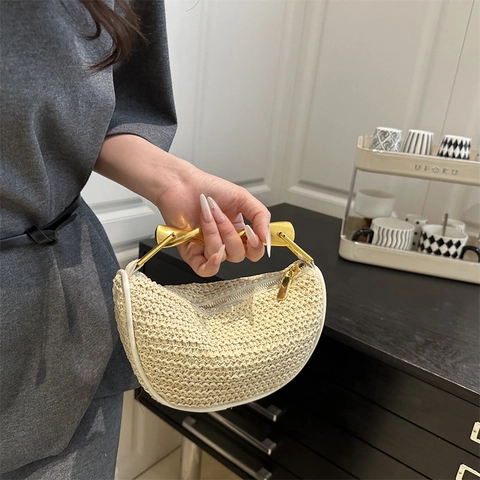 Dames Strogeweven Halve Maan Schoudertas Met Gouden Metalen Handvat Zomer Strand Crossbody Tas Minimalistische Hobo Tas