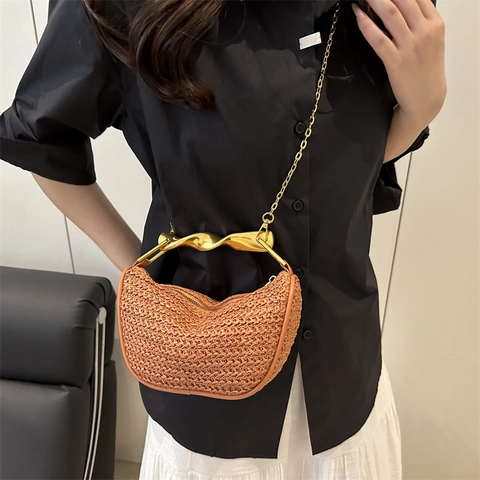 Dames Strogeweven Halve Maan Schoudertas Met Gouden Metalen Handvat Zomer Strand Crossbody Tas Minimalistische Hobo Tas