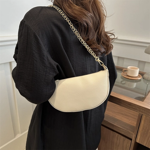 Sac à Épaule Demi-lune en Cuir PU pour Femmes Chaîne Dorée Texture Litchi Sac Sous le Bras Vintage Sac Bandoulière Navettage