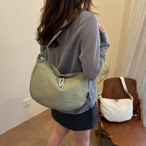Sac Bandoulière Femme en Nylon Demi-lune Grande Capacité Couleur Unie Bandoulière Réglable Sac Épaule Hobo Dumpling