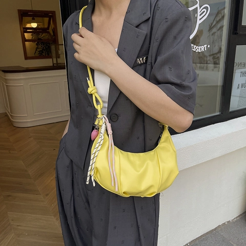 Sac Bandoulière Demi-Lune Froncé pour Femme en Cuir PU Souple Sac Sous le Bras Plissé Avec Pendentif Cœur Chic
