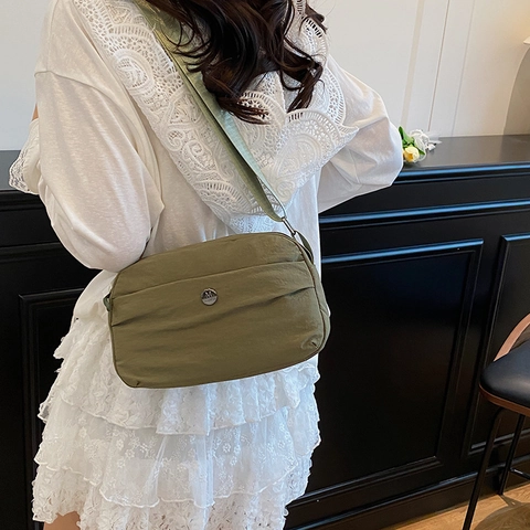 Borsa a Tracolla da Donna in Nylon Minimalista Leggera e Impermeabile con Scomparti Multipli e Logo Metallico