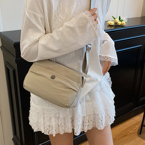 Borsa a Tracolla da Donna in Nylon Minimalista Leggera e Impermeabile con Scomparti Multipli e Logo Metallico