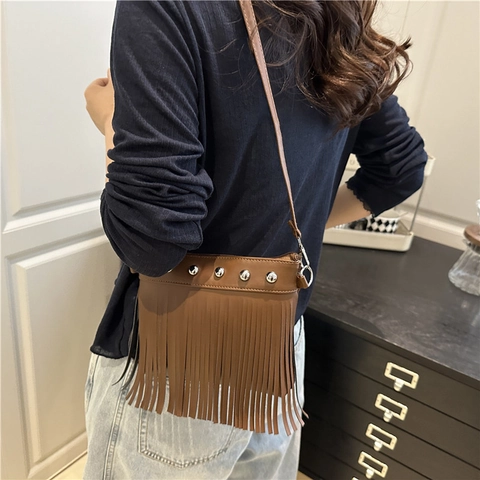 Damen Quasten Nieten PU Leder Umhängetasche Mode Einfarbige Schultertasche Mit Verstellbarem Riemen Casual Messenger Bag