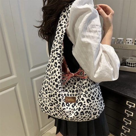 Dames Grote Capaciteit Luipaardprint Nylon Tote Bag Mode Label Strik Schoudertas Woon-werkverkeer Casual Street Style Tas