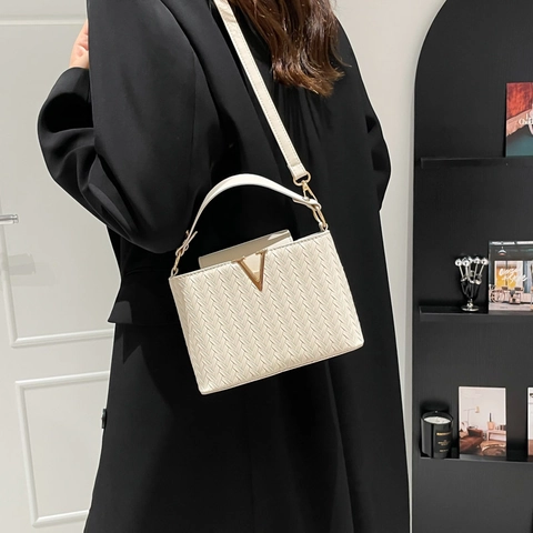 Women Woven Texture Synthetic Leather Shoulder Bag With Gold V Metal Buckle Fashion Square Crossbody Handbag Large Capacity Messenger Bag Daily Casual Use