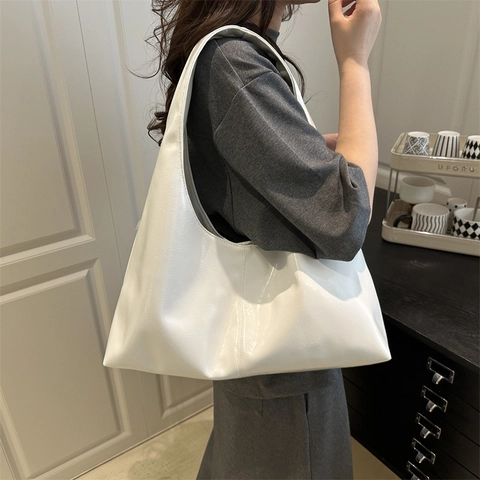Damen Große Kapazität Glänzende PU Leder Hobo Tasche Minimalistische Unterarm Schultertasche Breiter Riemen Pendler Tote Bag
