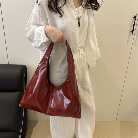 Damen Große Kapazität Glänzende PU Leder Hobo Tasche Minimalistische Unterarm Schultertasche Breiter Riemen Pendler Tote Bag