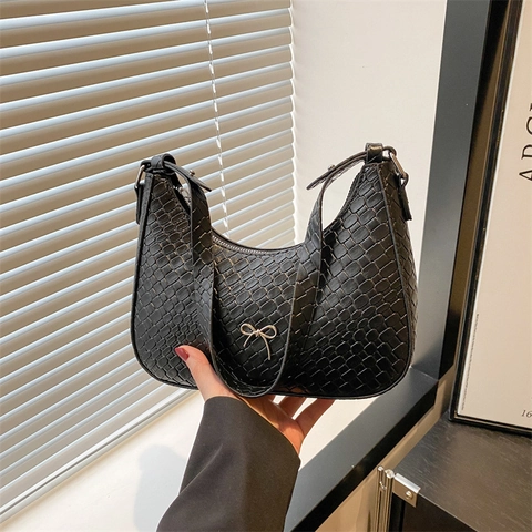 Sac Sous le Bras en Cuir PU à la Mode Motif Crocodile Sac Hobo Croissant Avec Décoration de Nœud Argenté Sac à Épaule Polyvalent