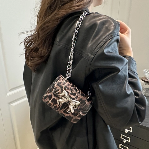 Women Vintage Leopard Print Crossbody Bag Silver Bow Chain Mini Shoulder Bag PU Leather Horizontal Square Fashion Purse