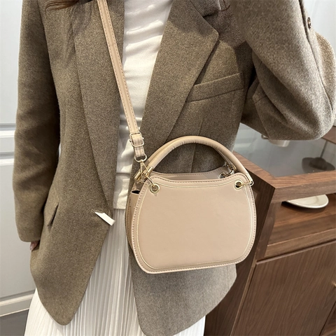 Damen PU Leder Satteltasche Einfarbig Vintage Schultertasche Mit Goldenem Metallring Handtasche Für Den Täglichen Weg