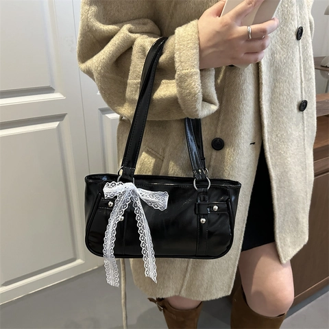 Sac Baguette Vintage Balletcore pour Femmes Nœud en Dentelle Sac à Épaule en Cuir PU Verni Sac à Main Sous le Bras Rivet