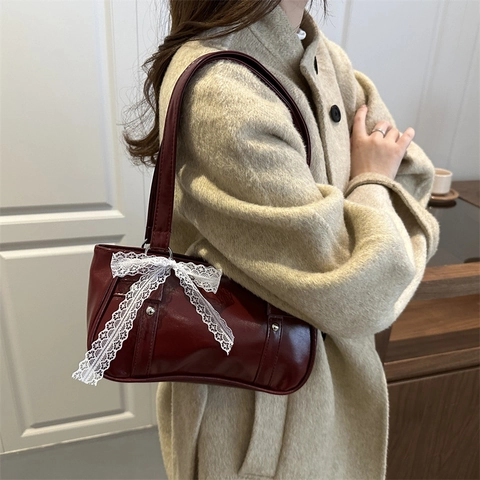 Sac Baguette Vintage Balletcore pour Femmes Nœud en Dentelle Sac à Épaule en Cuir PU Verni Sac à Main Sous le Bras Rivet