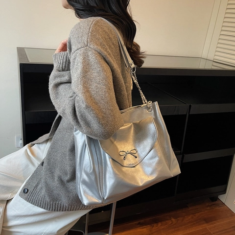 Borsa a Tracolla Trendy in Pelle PU da Donna Con Grande Capacità Fiocco in Metallo Cinturino a Catena Versatile Borsa a Spalla Tote