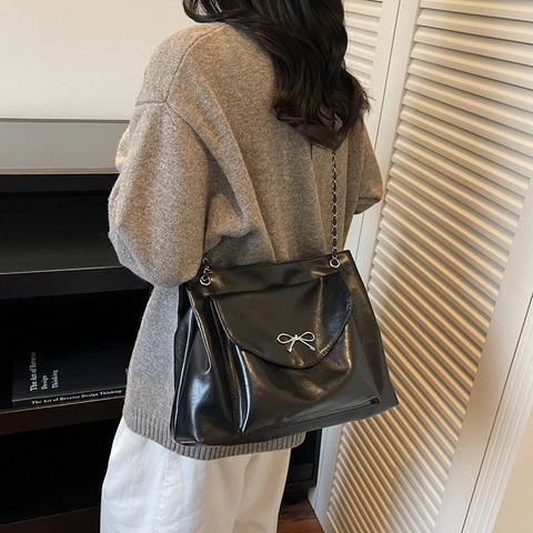 Borsa a Tracolla Trendy in Pelle PU da Donna Con Grande Capacità Fiocco in Metallo Cinturino a Catena Versatile Borsa a Spalla Tote