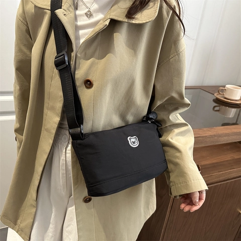 Damen Casual Nylon Umhängetasche Mit Cartoon Bärenstickerei Multi Reißverschlusstaschen Verstellbarer Breiter Schultergurt Schultertasche Kuriertasche