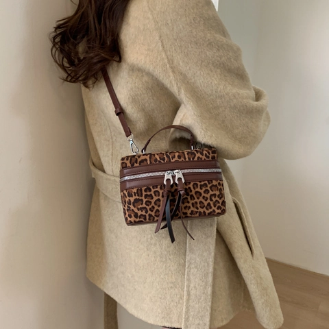 Sac Boîte Imprimé Léopard pour Femmes Vintage en Cuir PU Faux Poils Sac Bandoulière Avec Double Fermeture Éclair à Pompon