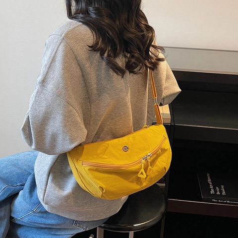 Bolso Bandolera de Nailon para Mujer Media Luna Tendencia Color Sólido Bolso de Pecho Con Correa Ancha Ajustable Bolso de Hombro Casual Ligero