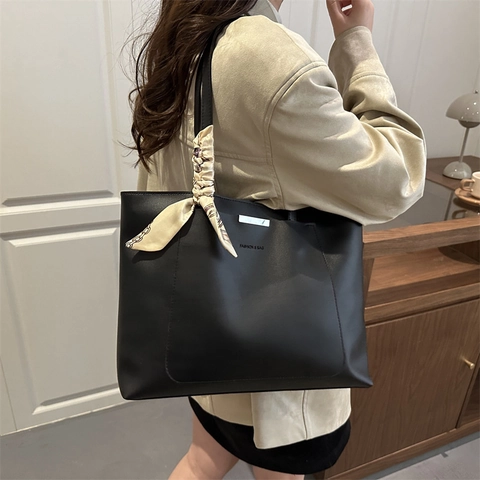 FASHION & BAG Große Kapazität PU Leder Tote Tasche Mit Seidenschal Dekor Schulter Handtasche Für Damen Alltag Pendeln Büro