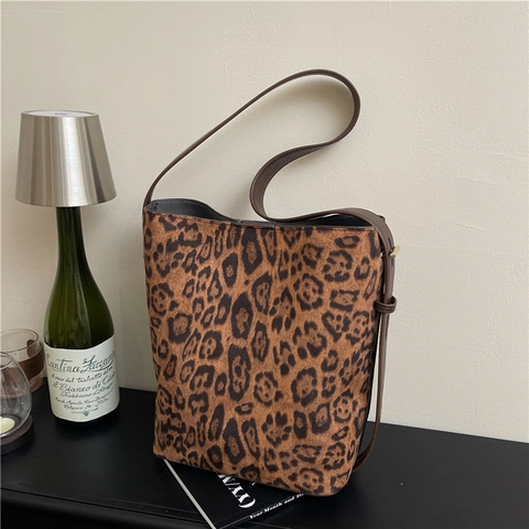 Sac Seau Imprimé Léopard pour Femmes Grande Capacité en Cuir PU Sac à Bandoulière Rétro Style de Rue Sac à Main Mode