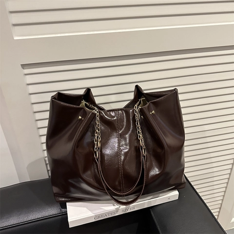 Borsa Tote in Pelle PU Lucida di Grande Capacità Con Tracolla a Catena Dorata Borsa a Mano Versatile per Pendolari Donna