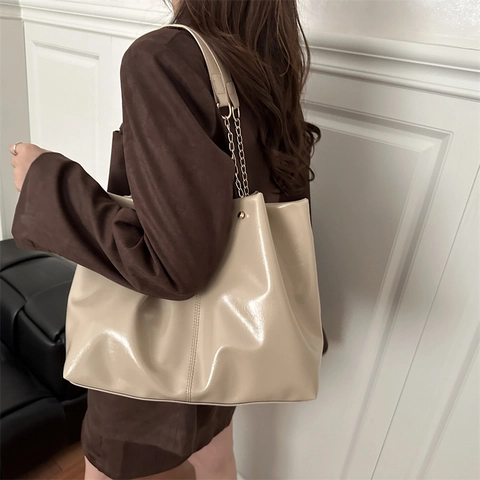 Borsa Tote in Pelle PU Lucida di Grande Capacità Con Tracolla a Catena Dorata Borsa a Mano Versatile per Pendolari Donna