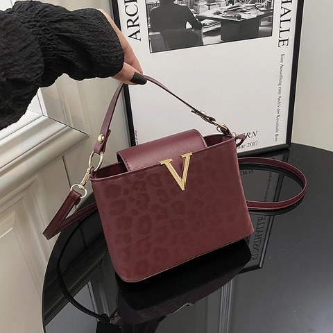 Women's Leopard Print PU Leather Handbag Fashion Vintage Crossbody Bag With Golden V Buckle Medium Satchel Purse