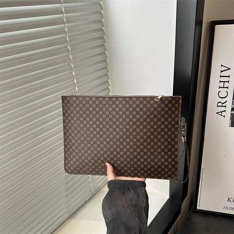 Bolso de Mano Sobre de Cuero PU de Gran Capacidad para Mujer con Correa de Muñeca Estampado Monograma Casual Cremallera