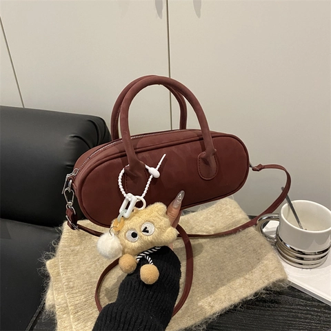 Elegante Borsa a Mano Cilindrica con Stampa Leopardata da Donna in Ecopelle Smerigliata Borsa a Tracolla con Ciondolo a Mostro di Peluche Borsa Baguette Urban Casual