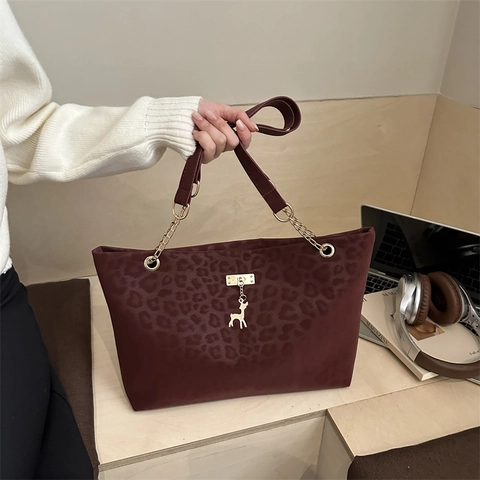 Borsa Tote da Donna alla Moda con Stampa Leopardata Effetto Scamosciato Grande Capacità con Pendaglio a Cervo Oro e Catena