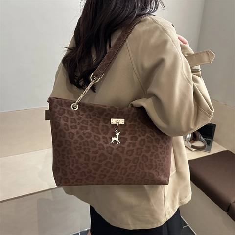 Borsa Tote da Donna alla Moda con Stampa Leopardata Effetto Scamosciato Grande Capacità con Pendaglio a Cervo Oro e Catena