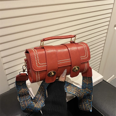 Sac Bandoulière Rétro en Cuir PU Avec Large Sangle Imprimé Ethnique Rivet Sac à Main Pendentif Monstre Peluche Sac à Épaule Élégant