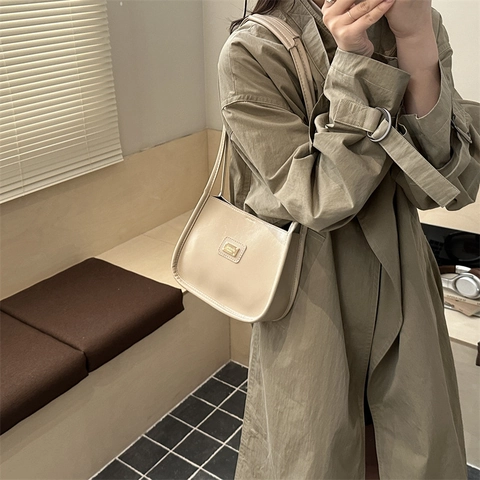 Bolso de Hombro de Cuero PU para Mujer Bolso de Axila Vintage Minimalista Con Placa de Metal Dorado Bolso Brillante para Diario