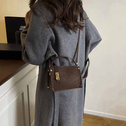 Bolso Bandolera Pequeño Cuadrado de Cuero PU Vintage para Mujer Con Cierre de Torsión Dorado Remaches Asa Superior Correa Ajustable