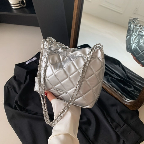 Borsa a Spalla Trapuntata a Rombi da Donna Borsa a Tracolla in Pelle PU Catena Coulisse Borsa a Secchiello Minimalista Street Style