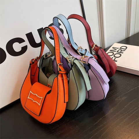 Women's Retro French PU Leather Crescent Hobo Bag Minimalist Underarm Shoulder Bag With Gold Buckle Fashion Small Handbag